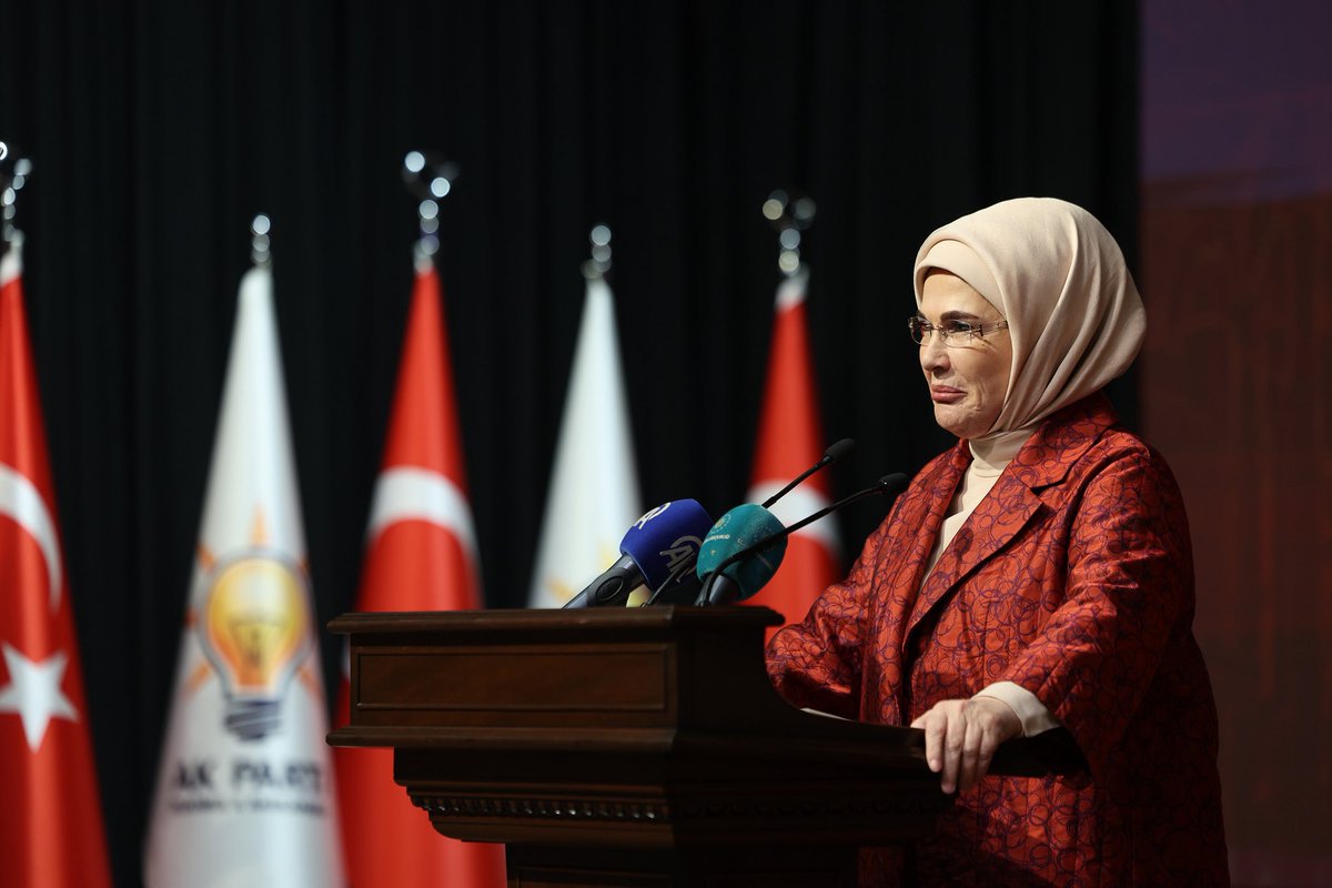 EmineErdogan's tweet photo. AK Parti İstanbul İl Kadın Kolları Başkanlığımızın ev sahipliğinde, “İz ve İlmek: Hanım Sultanlardan Anadolu Kadınlarına” temasıyla düzenlenen Vefa İftarı’nda, kıymetli yol arkadaşlarımızla bir araya gelmekten memnuniyet duydum.

Emek, sadakat ve gönül bağıyla büyüyen bu güzel birlikteliğin; dayanışmamızı güçlendirmesini, kardeşliğimizi pekiştirmesini temenni ediyorum.