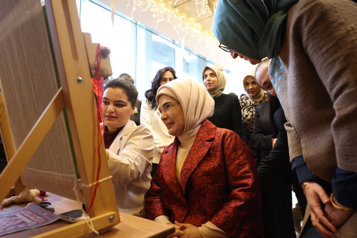 EmineErdogan's tweet photo. AK Parti İstanbul İl Kadın Kolları Başkanlığımızın ev sahipliğinde, “İz ve İlmek: Hanım Sultanlardan Anadolu Kadınlarına” temasıyla düzenlenen Vefa İftarı’nda, kıymetli yol arkadaşlarımızla bir araya gelmekten memnuniyet duydum.

Emek, sadakat ve gönül bağıyla büyüyen bu güzel birlikteliğin; dayanışmamızı güçlendirmesini, kardeşliğimizi pekiştirmesini temenni ediyorum.