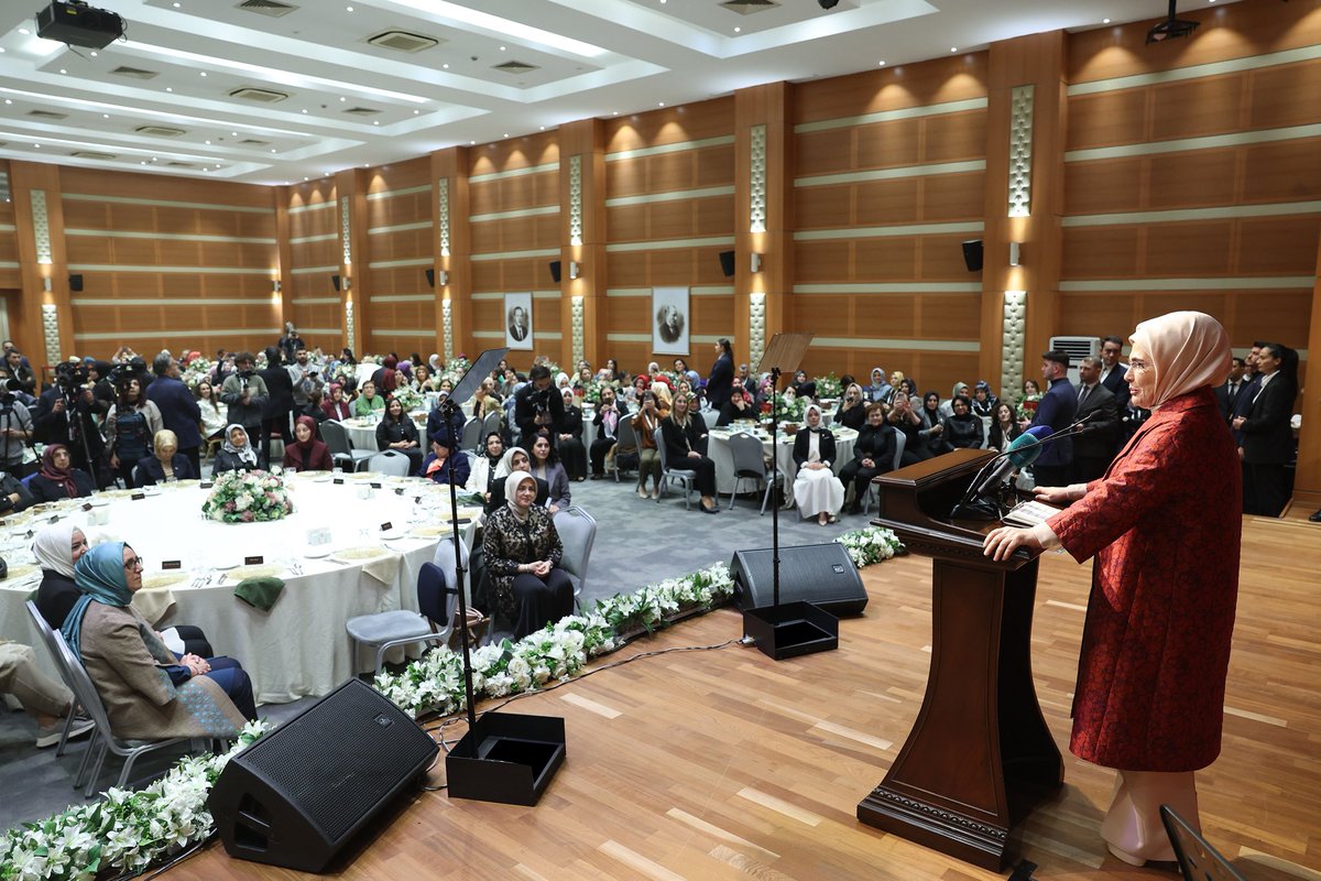 EmineErdogan's tweet photo. AK Parti İstanbul İl Kadın Kolları Başkanlığımızın ev sahipliğinde, “İz ve İlmek: Hanım Sultanlardan Anadolu Kadınlarına” temasıyla düzenlenen Vefa İftarı’nda, kıymetli yol arkadaşlarımızla bir araya gelmekten memnuniyet duydum.

Emek, sadakat ve gönül bağıyla büyüyen bu güzel birlikteliğin; dayanışmamızı güçlendirmesini, kardeşliğimizi pekiştirmesini temenni ediyorum.