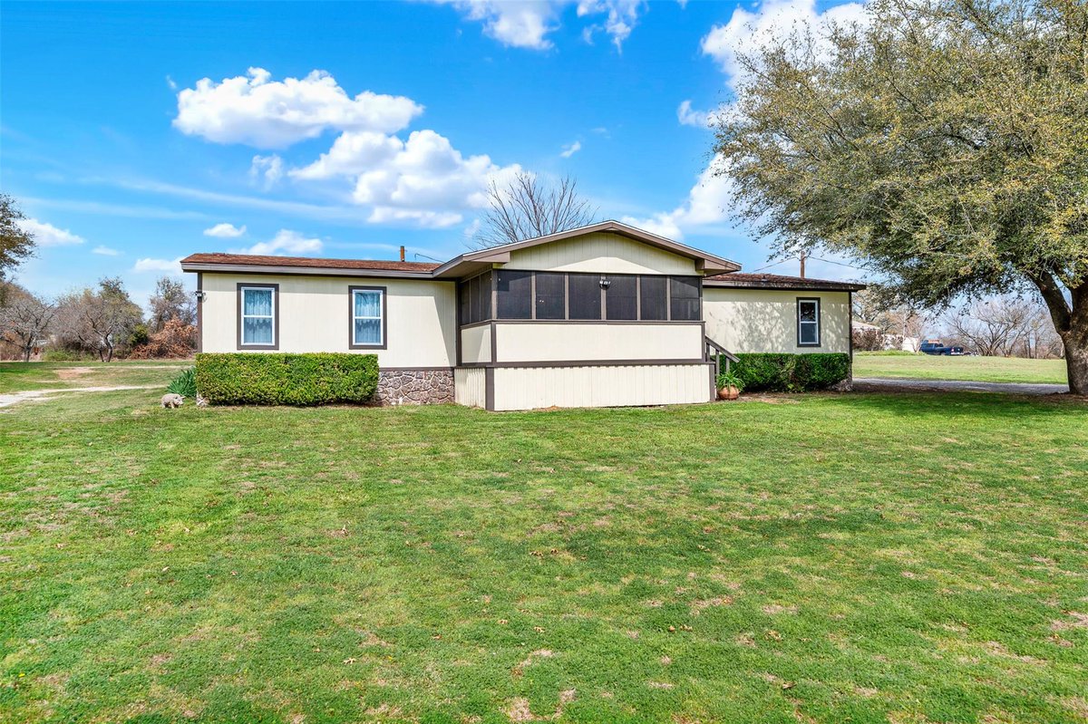 HotHomesDallas_'s tweet photo. 🏡✨ Coming Soon in Springtown, TX – Your dream home awaits! 🌿Imagine waking up to 1.5 acres of tranquility &amp; scenic views from your sunroom. Cozy nights by the fireplace &amp; endless outdoor space to explore. Call  469-530-3373 for exclusive details 
#CountryLiving #SpringtownTX https://t.co/Zh0zDJdHg6