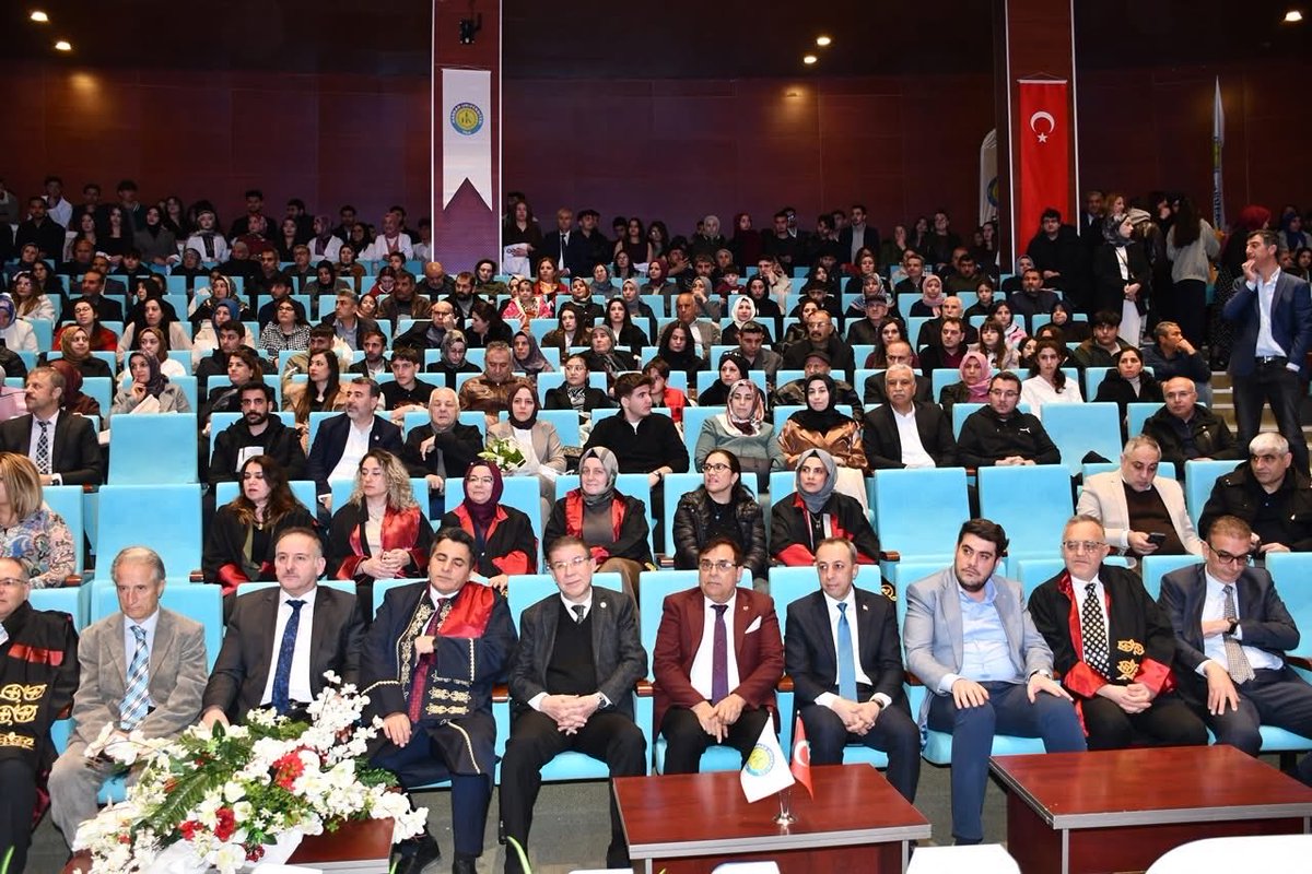 Nedim_Bayuk's tweet photo. Harran Üniversitemizde 14 Mart Tıp Bayramı ve bu kapsamda Tıp Fakültemiz öğrencilerinin “Beyaz Önlük Giyme Törenine” katıldık. Genç doktorlarımızı tebrik eder, başarılar dilerim.
@hrumedya @TipHarran #tipbayrami https://t.co/9s9qDEIDiD