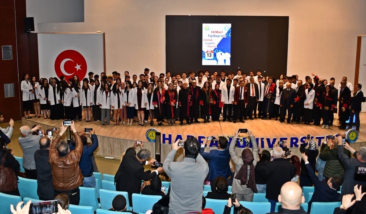 Nedim_Bayuk's tweet photo. Harran Üniversitemizde 14 Mart Tıp Bayramı ve bu kapsamda Tıp Fakültemiz öğrencilerinin “Beyaz Önlük Giyme Törenine” katıldık. Genç doktorlarımızı tebrik eder, başarılar dilerim.
@hrumedya @TipHarran #tipbayrami https://t.co/9s9qDEIDiD