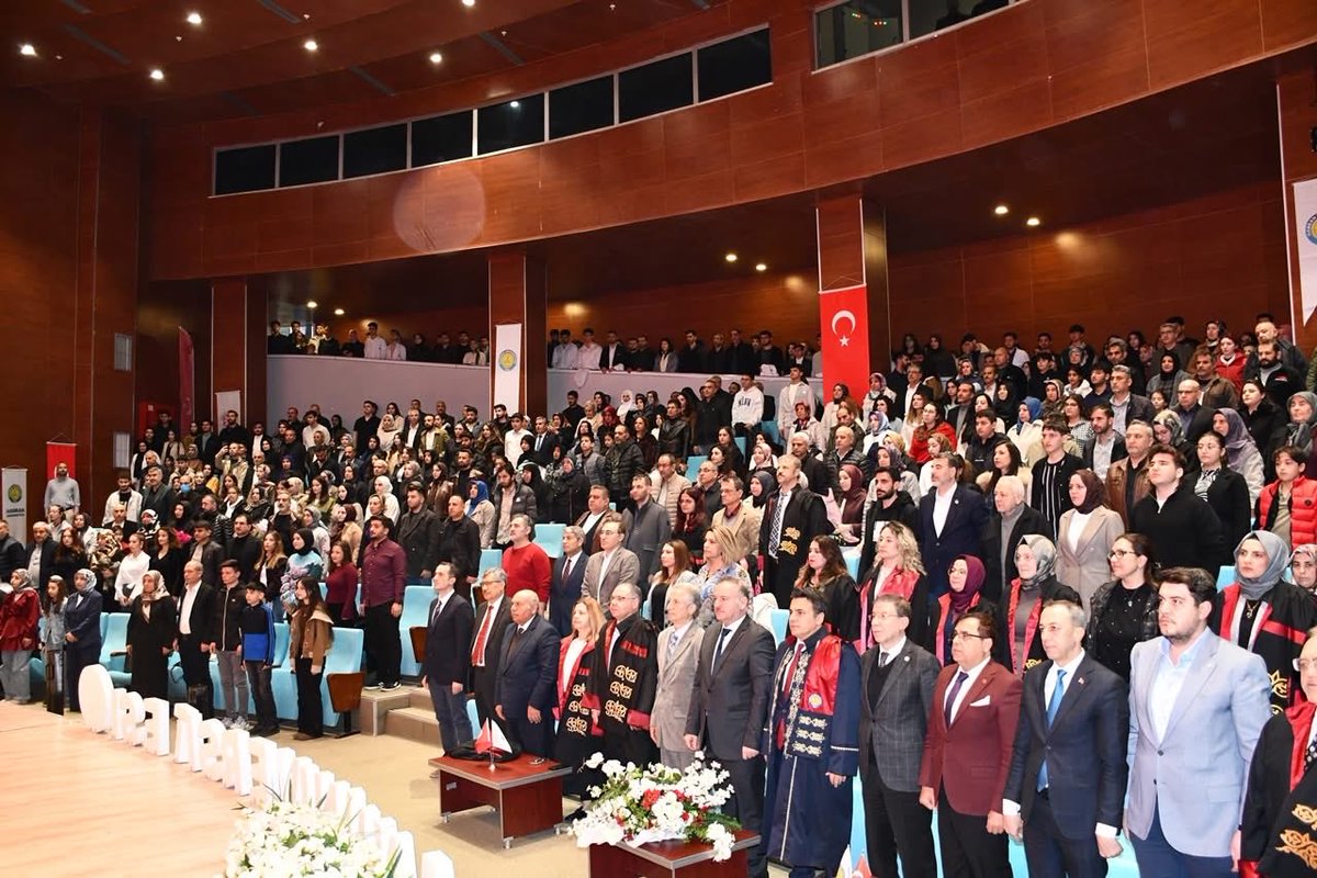 Nedim_Bayuk's tweet photo. Harran Üniversitemizde 14 Mart Tıp Bayramı ve bu kapsamda Tıp Fakültemiz öğrencilerinin “Beyaz Önlük Giyme Törenine” katıldık. Genç doktorlarımızı tebrik eder, başarılar dilerim.
@hrumedya @TipHarran #tipbayrami https://t.co/9s9qDEIDiD