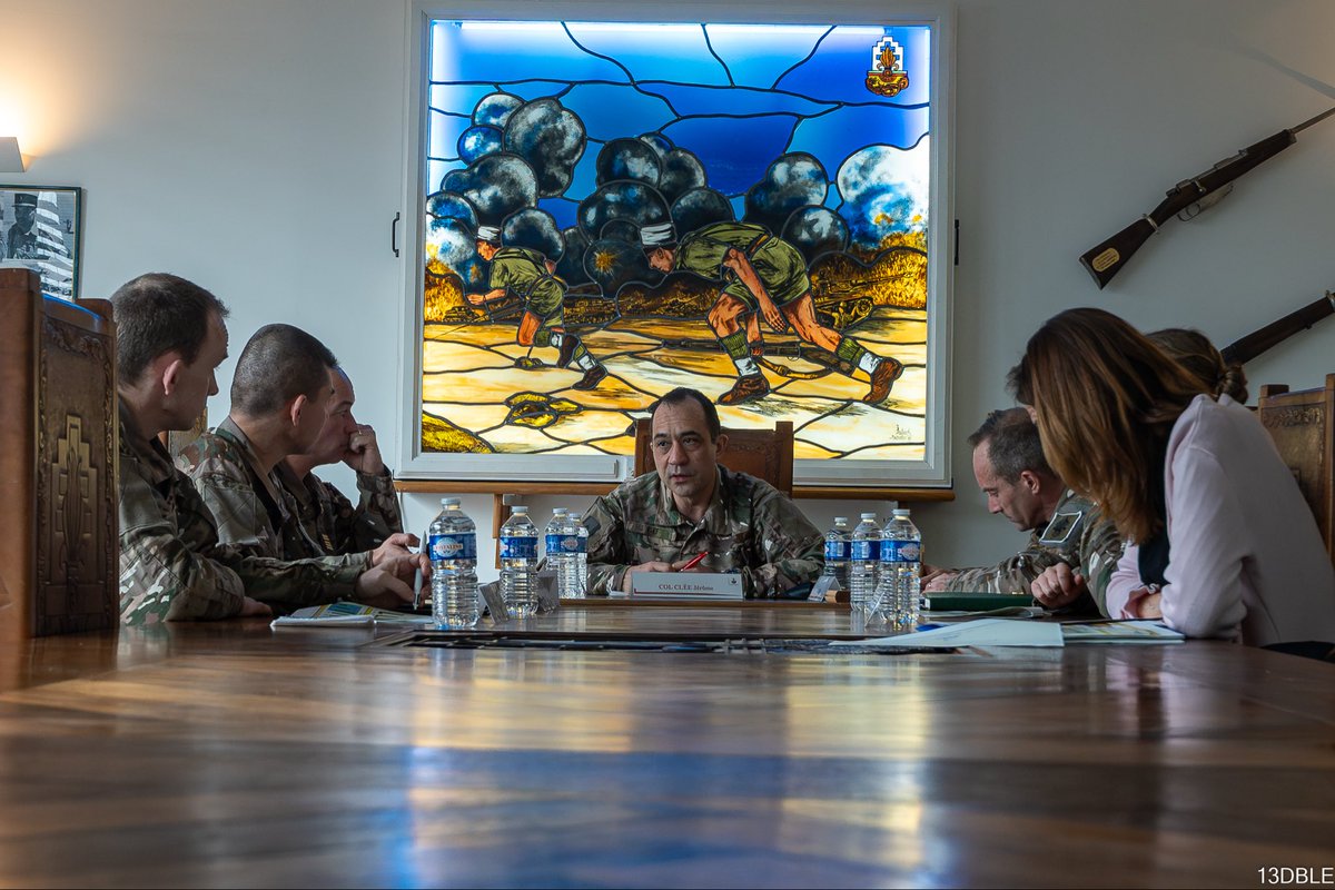 Cdc_13eDBLE's tweet image. [#13DBLE] 

🟢🔴 Le colonel Clée, colonel adjoint du Commandement de la Légion étrangère et ancien de la 13DBLE, s’est rendu à la « Phalange magnifique » pour une journée d’échanges avec les cadres et légionnaires : découverte du camp, visite du secteur de Tournemire et sortie