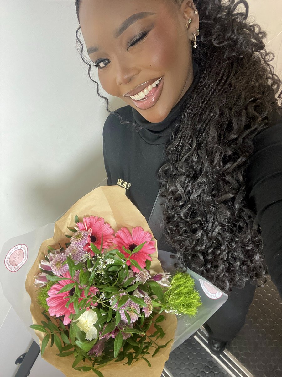 ma collègue elle a vu que j'allais pas bien et que j'avais pleuré elle est sortie m'acheter un bouquet de fleurs pour me remonter le moral ?? y'a vraiment des gens avec un bon cœur purée 🥲🫠🫠🫠🫠