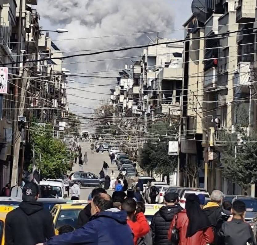الأولوية ليست للمهرجانات ولا لجولات السفر يا جولاني، بل حماية الناس وتأمين الأرض التي يمشون عليها هي الاولوية
كل يوم تأخير يعني خطرًا جديدًا، وكل تقصير في هذا الملف مسؤولية لا يمكن تبريرها
أرواح الناس ليست تفصيلًا ومن يتصدّر المشهد عليه أن يضع أمنهم فوق كل اعتبار
#سوريا #حمص