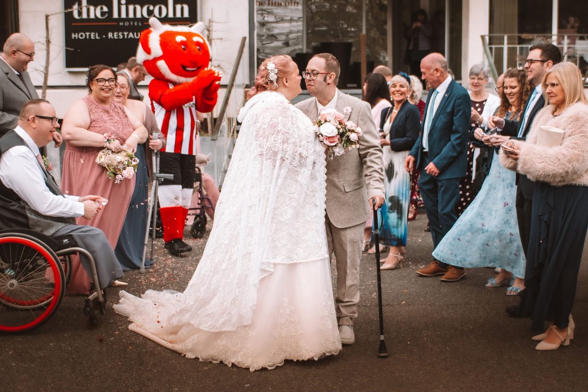 A sneak peek of our official wedding photos. They look amazing and we can’t wait to see the rest. 

<a href="/Poacher_The_Imp/">Poacher</a> looked amazing as well 🔴⚪️