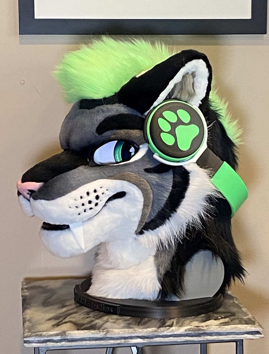 FursuitAccessry's tweet photo. Xero is looking good in his UV-reactive headphones!

🐱: Xero Sabre (BSky)

#FursuitFriday  #FursuitAccessories https://t.co/HjFuoOUx9y