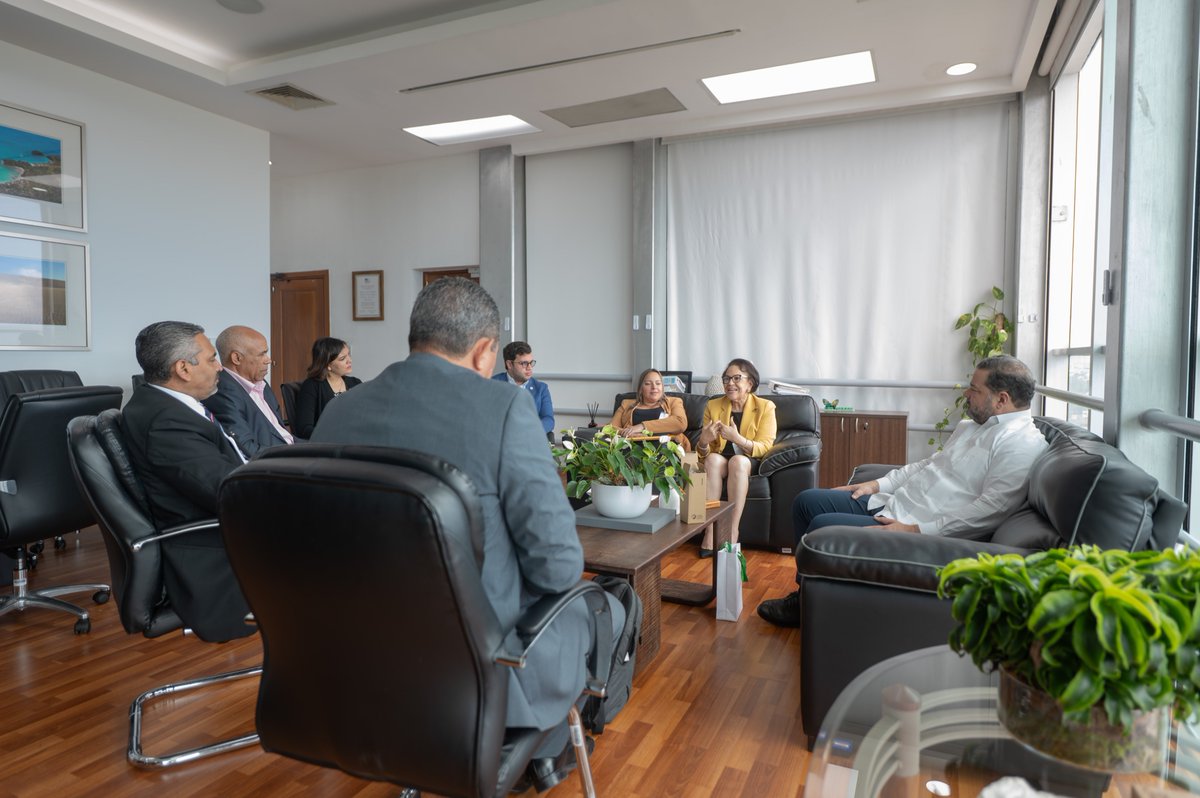 PlanSierra's tweet photo. Alianza para fortalecer la formación forestal en la República Dominicana

El Ministerio de Medio Ambiente y Recursos Naturales @AmbienteRD  y el Plan Sierra avanzan en un acuerdo con la Universidad Nacional de Ciencias Forestales (UNACIFOR) @unaciforhn de Honduras para desarrollar un programa de formación superior en ciencias forestales para la República Dominicana.

La iniciativa se desarrolla en el marco del encuentro sostenido entre el ministro Paíno Henríquez y la misión de la UNACIFOR, encabezada por su rector Miguel Ángel Velásquez y el vicerrector académico José Fidel Alvarado Sánchez, con la participación del Plan Sierra representado por su vicepresidenta ejecutiva Inmaculada Adames y de los viceministros José Elías González y Ana Emilia Pimentel Rodríguez.

Como parte de esta agenda, la misión sostuvo intercambios con Instituto Técnico Superior en Medio Ambiente y Recursos Naturales (ITESMARENA) , Universidad Agroforestal Fernando Arturo de Meriño (UAFAM) , @UniversidadISA , @PUCMM y @UniversidadUNEV con el objetivo de establecer acuerdos de cooperación académica que fortalezcan la formación forestal y ambiental en el país.
