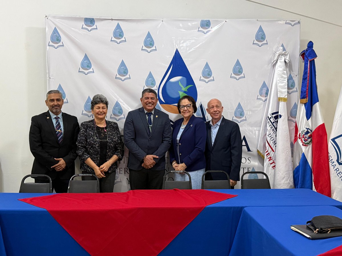PlanSierra's tweet photo. Alianza para fortalecer la formación forestal en la República Dominicana

El Ministerio de Medio Ambiente y Recursos Naturales @AmbienteRD  y el Plan Sierra avanzan en un acuerdo con la Universidad Nacional de Ciencias Forestales (UNACIFOR) @unaciforhn de Honduras para desarrollar un programa de formación superior en ciencias forestales para la República Dominicana.

La iniciativa se desarrolla en el marco del encuentro sostenido entre el ministro Paíno Henríquez y la misión de la UNACIFOR, encabezada por su rector Miguel Ángel Velásquez y el vicerrector académico José Fidel Alvarado Sánchez, con la participación del Plan Sierra representado por su vicepresidenta ejecutiva Inmaculada Adames y de los viceministros José Elías González y Ana Emilia Pimentel Rodríguez.

Como parte de esta agenda, la misión sostuvo intercambios con Instituto Técnico Superior en Medio Ambiente y Recursos Naturales (ITESMARENA) , Universidad Agroforestal Fernando Arturo de Meriño (UAFAM) , @UniversidadISA , @PUCMM y @UniversidadUNEV con el objetivo de establecer acuerdos de cooperación académica que fortalezcan la formación forestal y ambiental en el país.