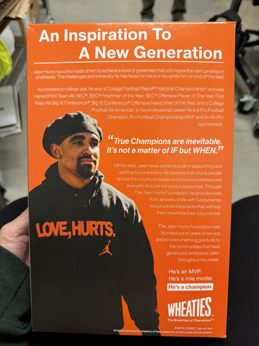 paola_m41's tweet image. shout out to HEB and my best friend for getting me the Wheaties box. #GoBirds