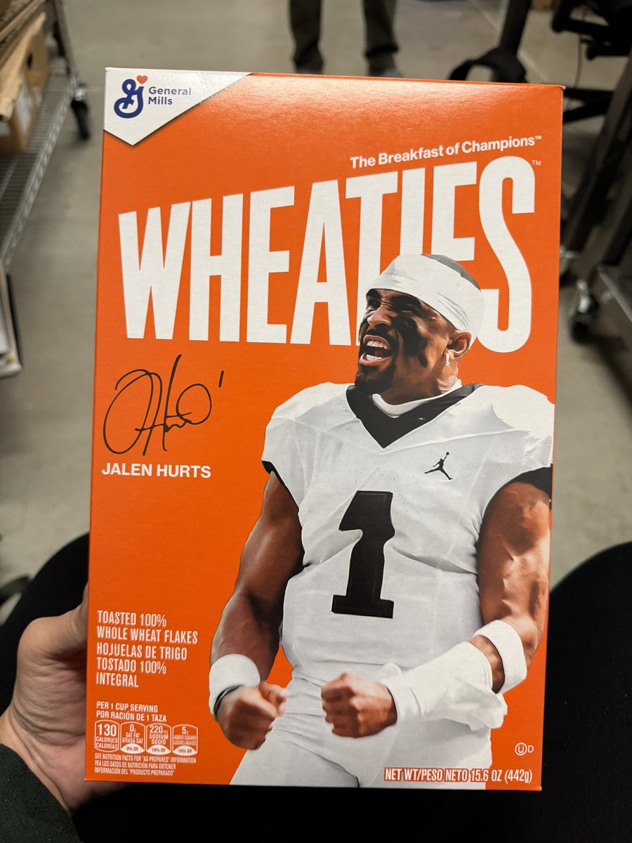 paola_m41's tweet image. shout out to HEB and my best friend for getting me the Wheaties box. #GoBirds