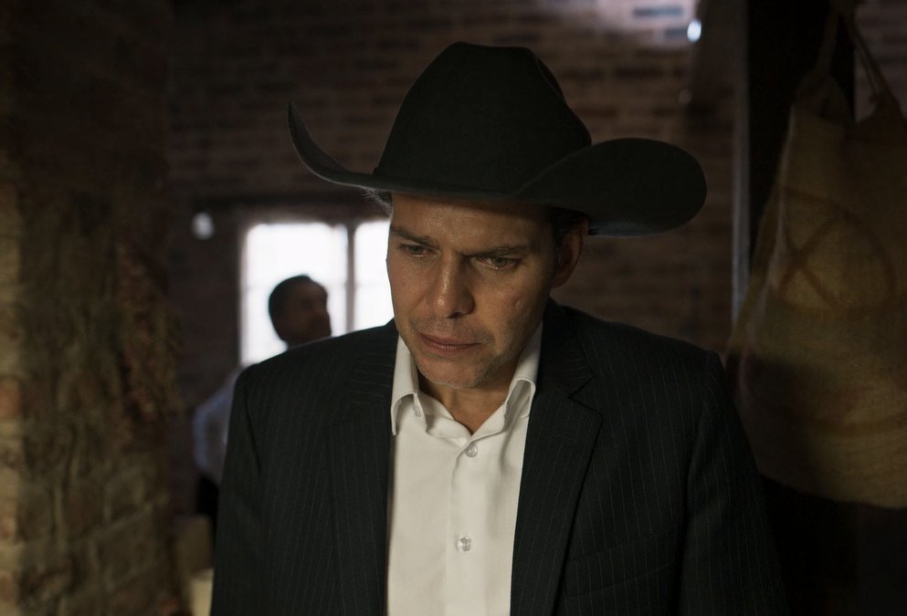 PasdeGavilanes's tweet photo. #PasiónDeGavilanes2 #PDG58 Óscar busca desesperadamente a Duván. https://t.co/aOwVrBm5E0