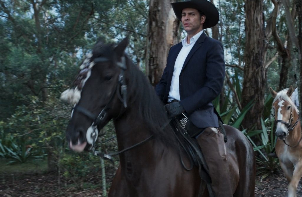 PasdeGavilanes's tweet photo. #PasiónDeGavilanes2 #PDG58 Óscar busca desesperadamente a Duván. https://t.co/aOwVrBm5E0