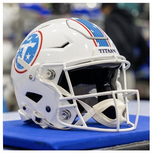 LocoMotivated's tweet photo. @fashion_nfl White facemasks with that stripe unfortunately give modern Dolphins helmet vibes. Hopefully they switch to a red facemask after a while. https://t.co/9D8HeuGKej