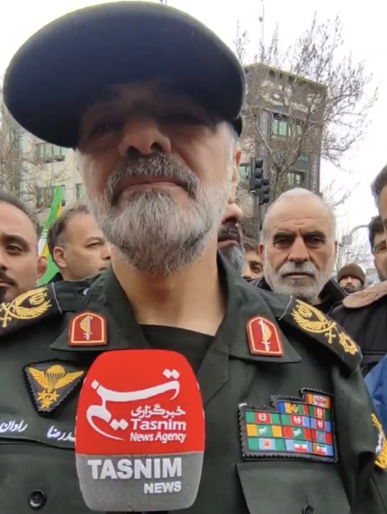 حالا چرا لبه کلاه سردار شق کرده؟ 😂