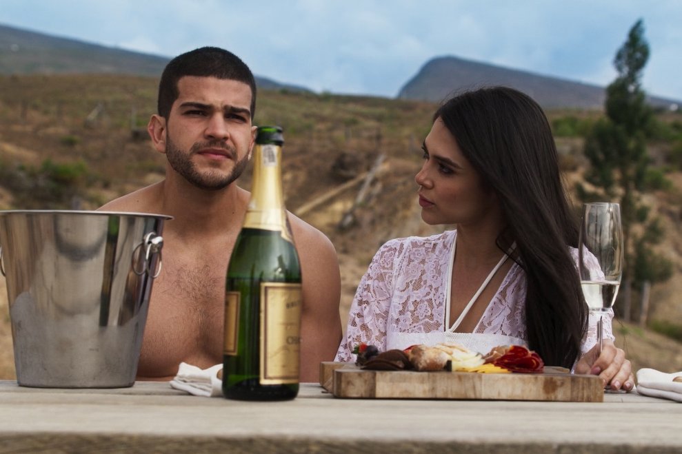 PasdeGavilanes's tweet photo. #PasiónDeGavilanes2 #PDG58 Juan David y Muriel se percatan de que están siendo espiados. https://t.co/JAmnM94xQz