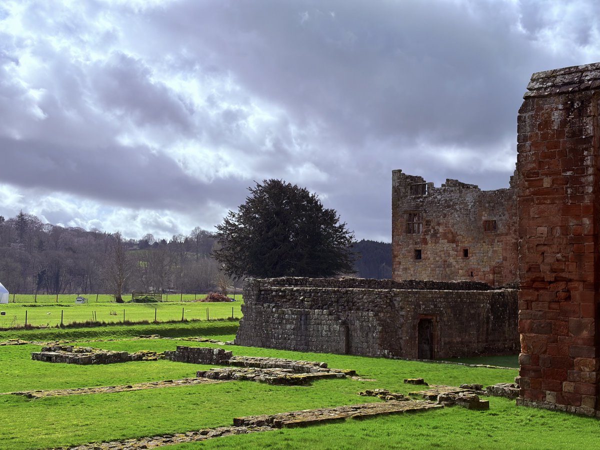 liam_lovell's tweet image. Lanercost Priory with some sunny spells and a bitter windchill, feeling more like winter today 🌤️🥶

#cumbria #loveukweather #spring