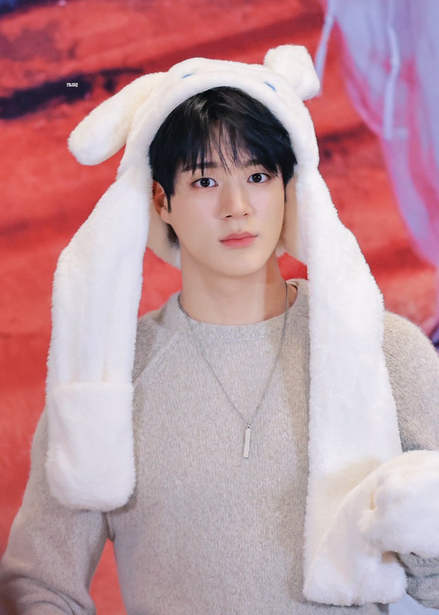 𝐬𝐢𝐥𝐯𝐞𝐫 𝐥𝐢𝐧𝐢𝐧𝐠. tweet media