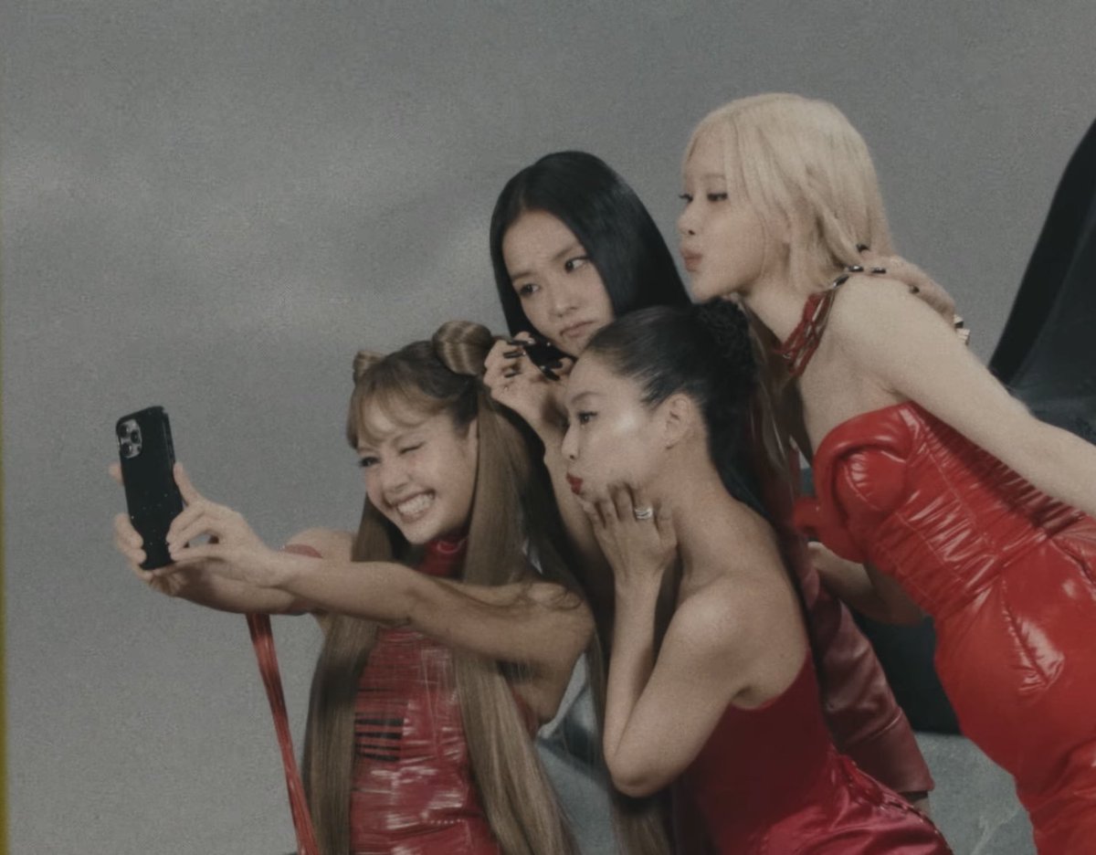 globalpinks_'s tweet photo. they're on the exact same positions too 😭 https://t.co/UzBF5tfXfH