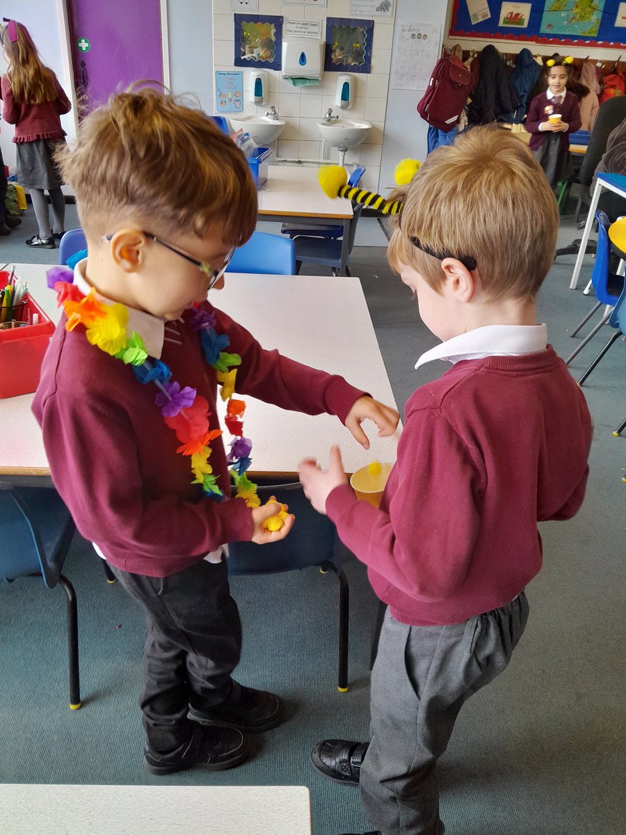 MrsMaceyBH's tweet photo. Very busy bees in Year One acting out insect pollination for #Britishscienceweek ! 🐝🌺 @MrsGriffithsBH @busheyheathjm https://t.co/tatSs4RCBE