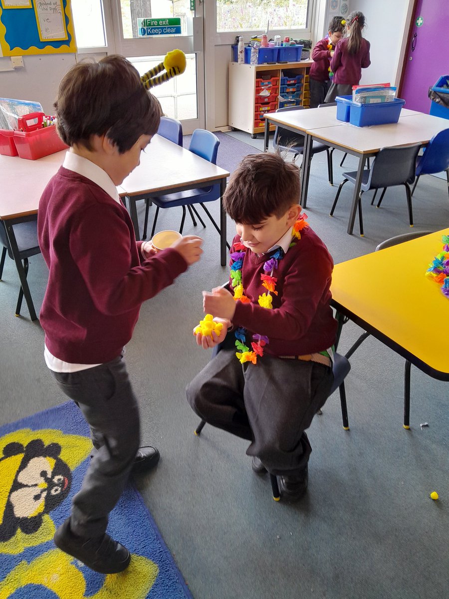 MrsMaceyBH's tweet photo. Very busy bees in Year One acting out insect pollination for #Britishscienceweek ! 🐝🌺 @MrsGriffithsBH @busheyheathjm https://t.co/tatSs4RCBE