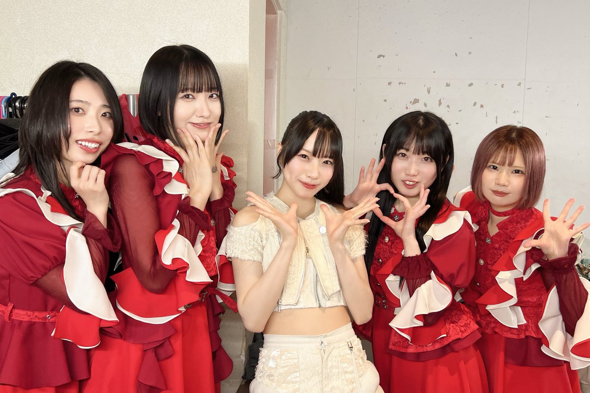 NUANCEさんに囲んでもらっちゃった！！

喜んでくれてる方もたくさんでとっても嬉しい対！ありがとうございました> 𐢭 <❤️
ステージが最高なんです…
sanzanと特急 元町・中華街行き27分と
ミライサーカスを聞きながら来たので神！となってたのᵕ̩̩࿀ᵕ
もっと仲良くなりたいまたよろしくお願いします！