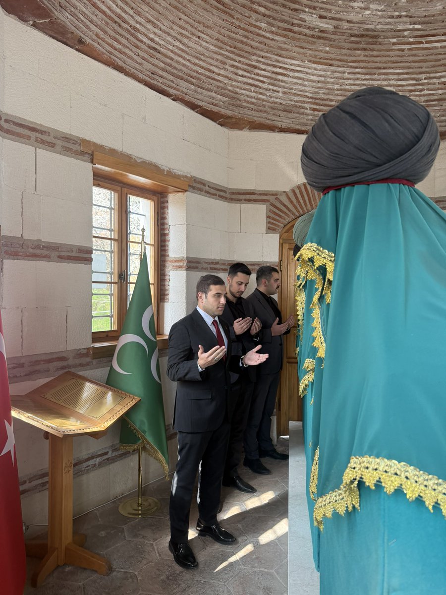oguzhaancoskun's tweet photo. Ülkü Ocakları Düzce İl Başkanlığı görevine başladıktan sonra ilk ziyaretimizi, bu toprakların fatihi Konuralp Gazi’nin aziz türbesine gerçekleştirdik.

Ecdadın izleri bize yol gösteriyor; Rabbim adımlarımızı doğruya, gönlümüzü temizliğe yönlendirsin.

Yaşasın #ÜlküOcakları https://t.co/bhRuxPzYZr