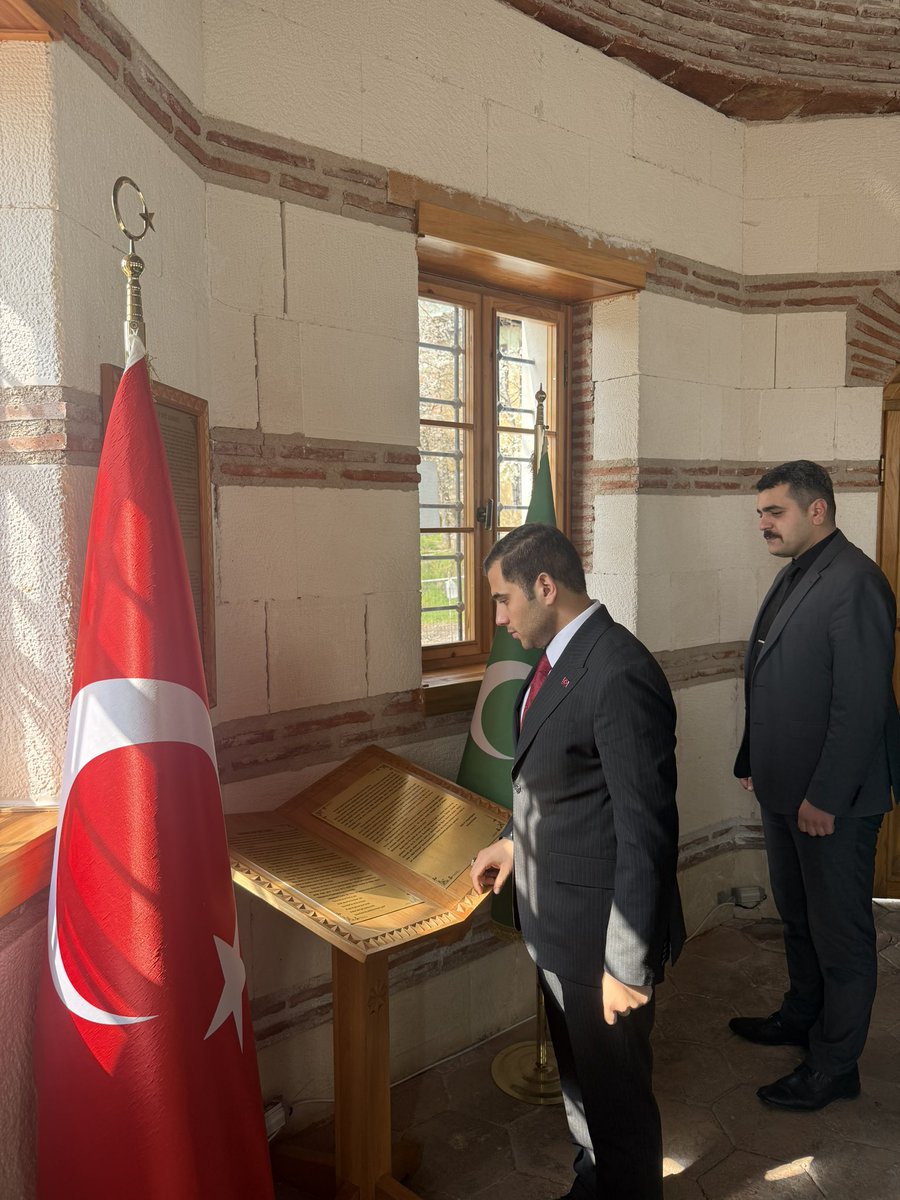 oguzhaancoskun's tweet photo. Ülkü Ocakları Düzce İl Başkanlığı görevine başladıktan sonra ilk ziyaretimizi, bu toprakların fatihi Konuralp Gazi’nin aziz türbesine gerçekleştirdik.

Ecdadın izleri bize yol gösteriyor; Rabbim adımlarımızı doğruya, gönlümüzü temizliğe yönlendirsin.

Yaşasın #ÜlküOcakları https://t.co/bhRuxPzYZr