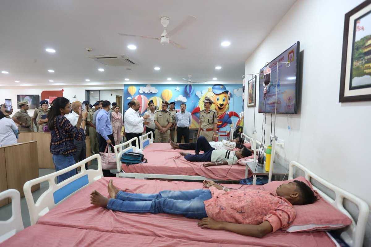 AhmedabadPolice's tweet photo. મુસ્કાન માટે રક્તદાન:

આજરોજ અમદાવાદ શહેર પોલીસ કમિશ્નરશ્રી જી.એસ.મલિકનાઓ દ્વારા શહેરના તમામ નાયબ પોલીસ કમિશ્નરશ્રીનાઓ અને તેનાથી ઉપરી દરજ્જાના તમામ અધિકારીશ્રીઓ સાથે રેડ ક્રોસ સોસાયટી અમદાવાદ શાખાની મુલાકાત લેવામાં આવી.

પોલીસ કમિશ્નરશ્રીનાઓ સાથે તમામ ઊચ્ચ અધિકારીશ્રીઓ થેલેસેમિયા મેજર ધરાવતા બાળકો સાથે સંવાદ કર્યો.

થેલેસેમિયા ધરાવતા બાળકો માટે રક્તનો સતત પુરવઠો સુનિશ્ચિત કરવો મહતવનું છે, જેમને નિયમિત રક્તદાનની જરૂર હોય છે તેઓને અમદાવાદ શહેર પોલીસ અને રેડ ક્રોસ સોસાયટી દ્વારા આ રીતે સમયાંતરે શિબિર આયોજન મદદરુપ બને છે. શહેરમાં દર વર્ષે પોલીસ કમિશ્નરશ્રીના માર્ગદર્શન હેઠળ ઝોન કક્ષાએ રક્તદાન શિબિરનું આયોજિત થાય છે અને અંદાજે 5000 જેટલા યુનિટ બ્લડ એકત્રિત કરીને "મુસ્કાન માટે રક્તદાન" હેઠળ સંસ્થાને આપવામાં આવે છે.

આ આયોજન બાદ એકત્રિત થયેલ બ્લડ ઉપર શુ કાર્યવાહી કરવામાં આવે છે તે અંગે તમામ અધિકારીશ્રીઓએ જાણકારી લીધી.

*સુરક્ષા માટે સજજ શહેર પોલીસ*

@sanghaviharsh @GujaratPolice @dgpgujarat @InfoGujarat 

#AhmedabadPolice