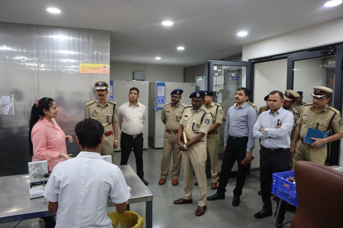 AhmedabadPolice's tweet photo. મુસ્કાન માટે રક્તદાન:

આજરોજ અમદાવાદ શહેર પોલીસ કમિશ્નરશ્રી જી.એસ.મલિકનાઓ દ્વારા શહેરના તમામ નાયબ પોલીસ કમિશ્નરશ્રીનાઓ અને તેનાથી ઉપરી દરજ્જાના તમામ અધિકારીશ્રીઓ સાથે રેડ ક્રોસ સોસાયટી અમદાવાદ શાખાની મુલાકાત લેવામાં આવી.

પોલીસ કમિશ્નરશ્રીનાઓ સાથે તમામ ઊચ્ચ અધિકારીશ્રીઓ થેલેસેમિયા મેજર ધરાવતા બાળકો સાથે સંવાદ કર્યો.

થેલેસેમિયા ધરાવતા બાળકો માટે રક્તનો સતત પુરવઠો સુનિશ્ચિત કરવો મહતવનું છે, જેમને નિયમિત રક્તદાનની જરૂર હોય છે તેઓને અમદાવાદ શહેર પોલીસ અને રેડ ક્રોસ સોસાયટી દ્વારા આ રીતે સમયાંતરે શિબિર આયોજન મદદરુપ બને છે. શહેરમાં દર વર્ષે પોલીસ કમિશ્નરશ્રીના માર્ગદર્શન હેઠળ ઝોન કક્ષાએ રક્તદાન શિબિરનું આયોજિત થાય છે અને અંદાજે 5000 જેટલા યુનિટ બ્લડ એકત્રિત કરીને "મુસ્કાન માટે રક્તદાન" હેઠળ સંસ્થાને આપવામાં આવે છે.

આ આયોજન બાદ એકત્રિત થયેલ બ્લડ ઉપર શુ કાર્યવાહી કરવામાં આવે છે તે અંગે તમામ અધિકારીશ્રીઓએ જાણકારી લીધી.

*સુરક્ષા માટે સજજ શહેર પોલીસ*

@sanghaviharsh @GujaratPolice @dgpgujarat @InfoGujarat 

#AhmedabadPolice