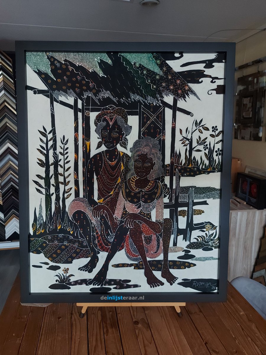 Bij batik worden patronen met was op de stof aangebracht voordat de stof in de verf gaat. Zo ontstaan de karakteristieke patronen. Dit batikdoek is door ons opgespannen en ingelijst.

#inlijsten #DeKwakel #Amstelveen #Uithoorn #Mijdrecht #Aalsmeer

deinlijsteraar.nl
