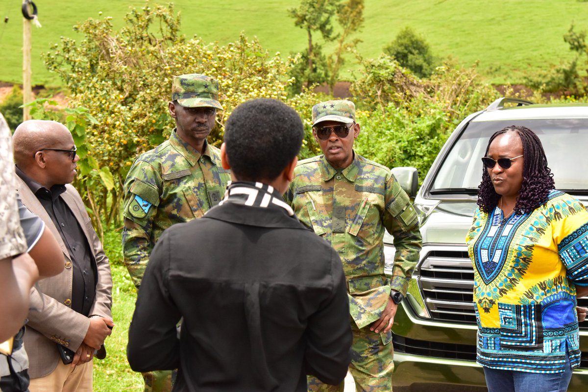 JustinNsengima's tweet photo. Umuyobozi w’Akarere, Mme MUKANDAYISENGA Antoinette, uyu munsi yakiriye Guverineri wa @RwandaWest, NTIBITURA Jean Bosco, hamwe n’inzego z’umutekano mu ruzinduko rwo gusura imihanda yo mu nzuri za Gishwati.
Baganiriye ku cyakorwa kugira ngo iyo mihanda ikomeze kubungwabungwa neza, banasura n’amazu ari kubakirwa abaturage basenyewe n’ibiza.
#Rwanda #Gishwati #Infrastructure