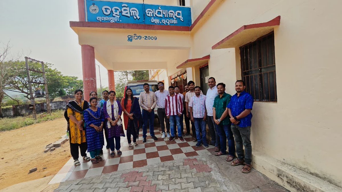 TRamanaguda's tweet photo. ପ୍ରତି ଶୁକ୍ରବାର ଦିନ ରାମନାଗୁଡ଼ା ତହସିଲ କାର୍ଯ୍ୟାଳୟର ଅଧିକାରୀ ଏବଂ ସମସ୍ତ କର୍ମଚାରୀ ହସ୍ତତନ୍ତ୍ର ପରିଧାନ କରି ବୁଣାକାର ମାନଙ୍କୁ ପ୍ରୋତ୍ସାହିତ କରିବା ସହ ଅନ୍ୟ ମାନଙ୍କୁ ମଧ୍ୟ ପ୍ରେରଣା ଦେଉଛନ୍ତି। ⁦ https://t.co/58qRPZYtLq