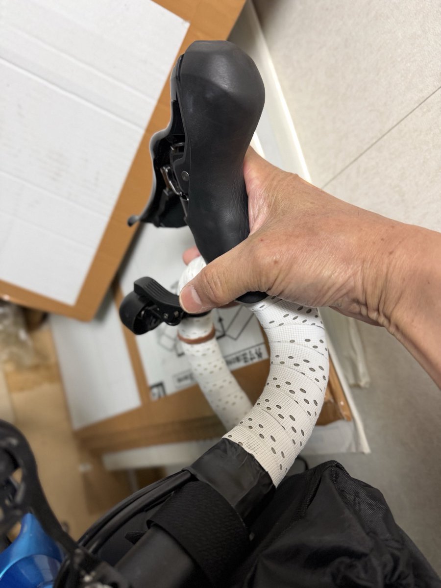 antec677's tweet photo. @okadamasataka 自分は下ハンは殆ど握らないんでここにつけてます。
ハンドル握ったまますぐ鳴らせます https://t.co/GaalR5x9iZ
