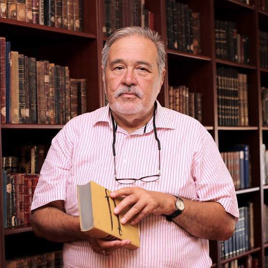 İlber Ortaylı sayesinde kitap okumayı en önemlisi tarih okumayı sevdim yıllardır okullarda öğretmenlerin bana aşılayamadığı şeyi aşıladı üstelik bir kere bile yanyana gelmede... işte gerçek öğretmen huzur içinde uyu bilgi çınarı