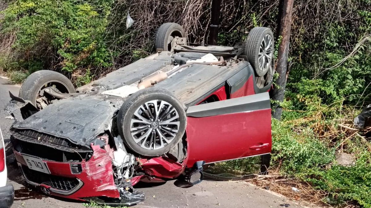 defimediainfo's tweet image. Pointe-aux-Sables : après avoir heurté un rocher, une voiture se renverse sur la route côtière dlvr.it/TRT5G1 #PointeAuxSables #AccidentRoute #Voiture #RoadSafety #ActuMaurice