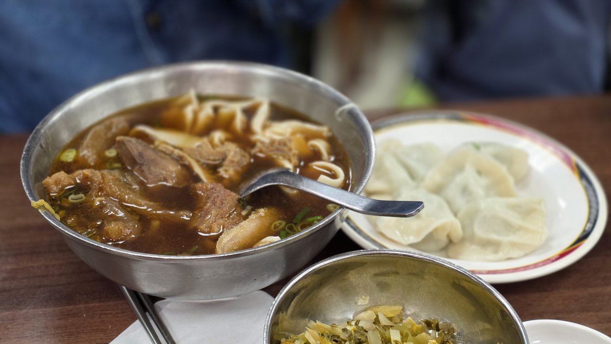 머시기맨이 다녀갔다는 우육면을 먹어봤는데 국물이 라이트하고 고기 등등이 맛있었지만 면은.. 좀그랬군요 한국이 면기술이 좋은가봐