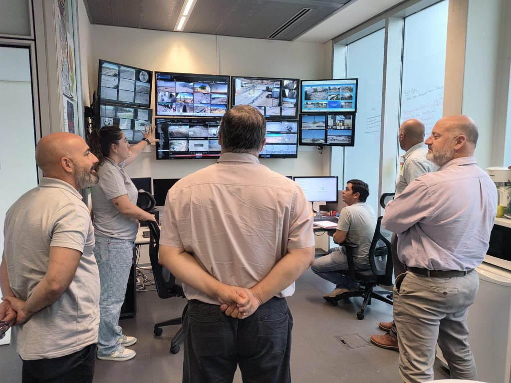 minsegneuquen's tweet photo. El secretario de Seguridad, Pablo Conforte, junto al director provincial de Seguridad, Hugo Capozzoli, mantuvieron una reunión de trabajo con directivos de Tecpetrol para avanzar en temas vinculados a la seguridad y la coordinación en áreas operativas. https://t.co/ymYfHa53P2