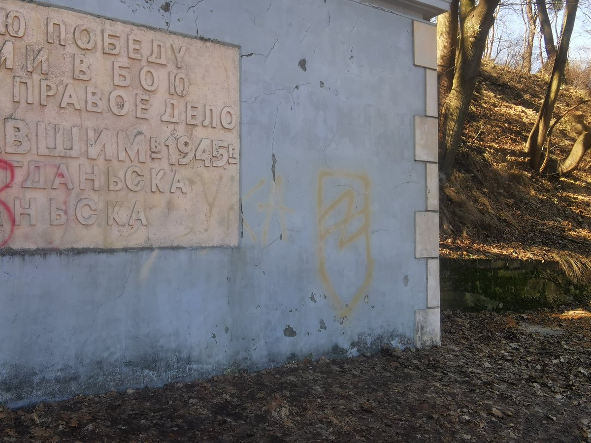 Piotr__Panasiuk's tweet photo. W czwartek, 5 marca 2026 r., w dniu urodzin ludobójcy Romana Szuchewycza, neofaszyści ukraińscy z AZOV nazi zniszczyli  Cmentarz Żołnierzy Radzieckich w Gdańsku-Aniołkach. 
Apelujemy o natychmiastowe aresztowanie tych hitlerowskich skurwysynów i opublikowanie ich wizerunków. https://t.co/XwvzpJC7dW