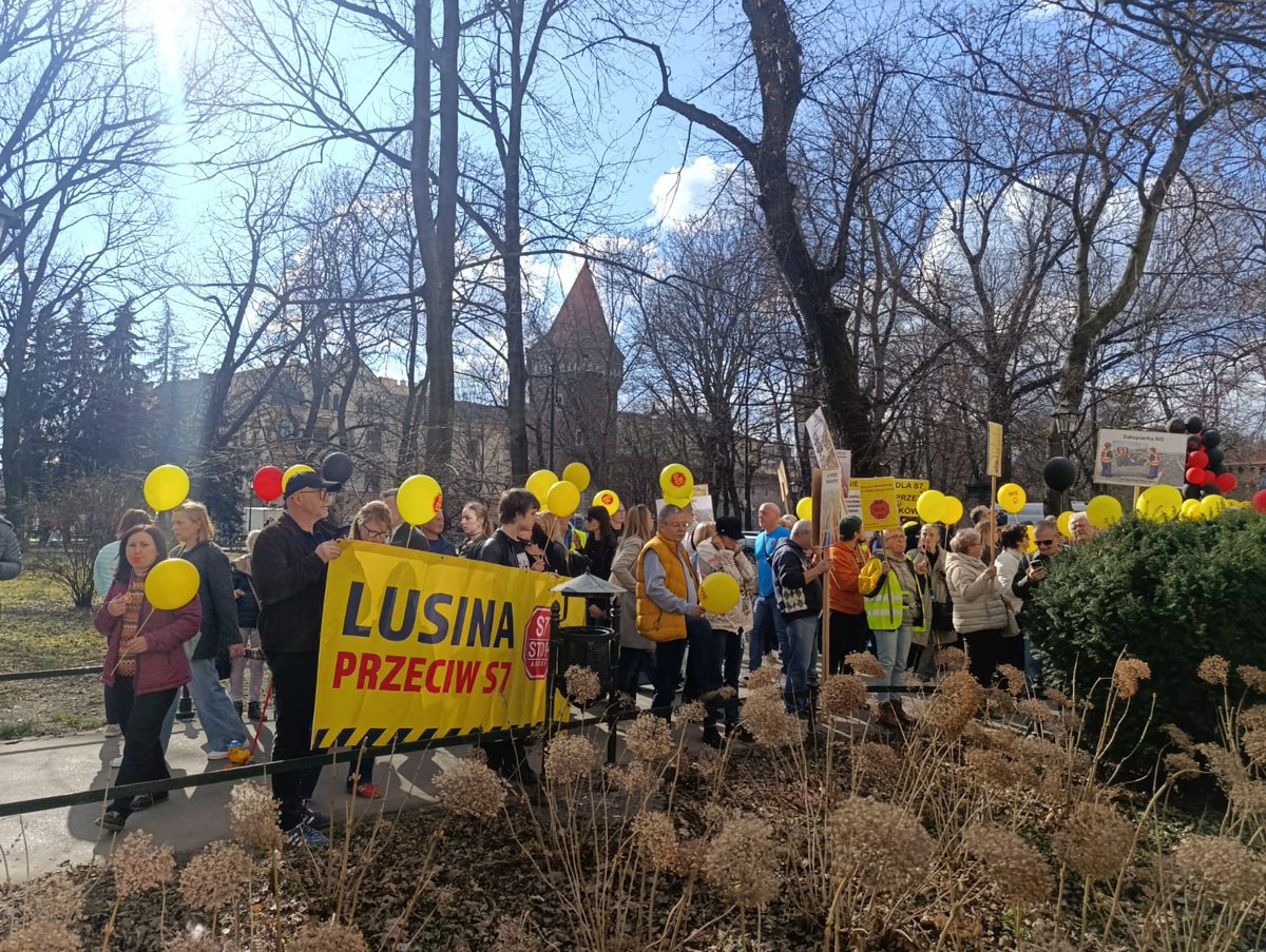 piatywymiar_org's tweet photo. Dzisiaj, 13 marca 2026 r., Stowarzyszenie PIĄTY WYMIAR ramię w ramię z potężną reprezentacją mieszkańców przeszło w wielkim marszu ulicami Krakowa, manifestując pod hasłem „TAK dla drogi, NIE dla błędów”, organizowanego przez @NIEdlaS7Krakow  oraz inne komitety i stowarzyszenia. Wyruszyliśmy wspólnie spod Urzędu Miasta na pl. Wszystkich Świętych, by przez Rynek Główny i ulicę Floriańską dotrzeć prosto pod Urząd Wojewódzki przy ul. Basztowej.

Nasz przekaz pod oknami władz wybrzmiał bardzo wyraźnie: stanowczo sprzeciwiamy się wpychaniu trasy ekspresowej S7 w gęsto zurbanizowane i cenne przyrodniczo południe Krakowa oraz gminy Mogilany i Świątniki Górne. Nie pozwolimy na niszczenie dorobku życia tysięcy ludzi i naszej tkanki społecznej pod dyktando przestarzałych, technokratycznych koncepcji!