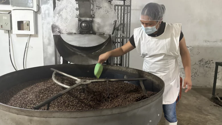 Diop_IFC's tweet photo. In Guatemala, rural and Indigenous women are proving that economic empowerment and conservation can go hand in hand. Discover how @WorldBankGroup support is helping women-led groups grow organic coffee and plantains, creating livelihoods while restoring forests and protecting vital ecosystems. https://t.co/REBMQoTfRC @IFC_LAC