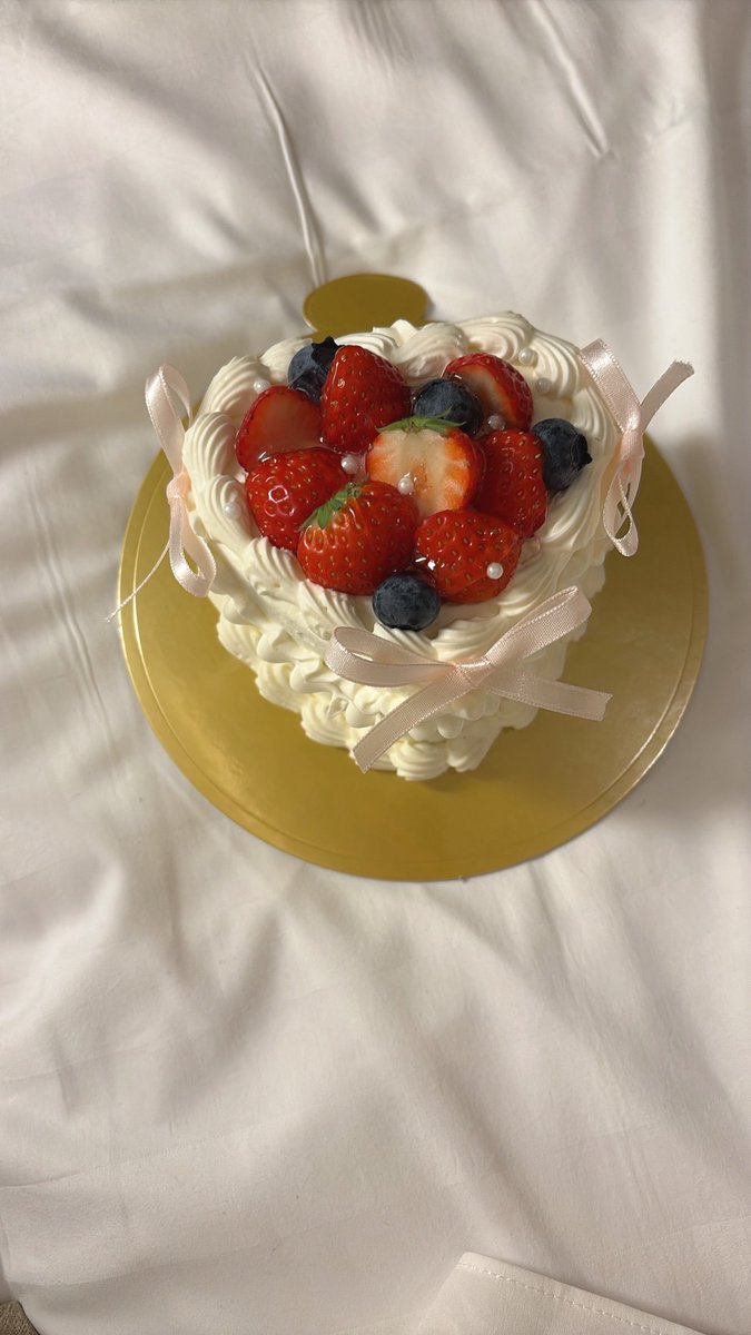 kosmo0313's tweet photo. ケーキ食べた！めっちゃおいしかったー♪ https://t.co/gtoHbkmdNS