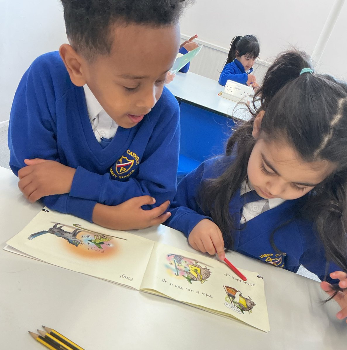 AbbeyPrimary's tweet image. Green group were so excited to be reading The Spell this week in #phonics. We have been working hard on being a perfect partner and reading without having to use 'Fred Talk'. #rec @RuthMiskinEdu @OUPPrimary 🧙📚🐸