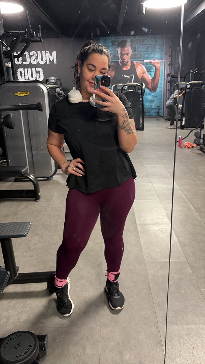 mcsofrida's tweet photo. Dois meses de dietinha e treino diário, cabeça no lugar e menos 11kg. Me sentindo uma grande gostosa, a vida é top (aparentemente melhor ainda se a gente dorme 8h por dia e come bem 😂) https://t.co/u2DBH7fWq8