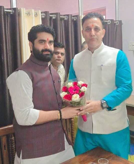 SLohaniBJP's tweet photo. शहडोल प्रवास पर पधारे @BJP4MP   शहडोल संभाग प्रभारी श्री @Gaurav_BJP12  जी से सर्किट हाउस शहडोल में भेट हुई 
 भाजपा जिला अध्यक्ष श्रीमती @AmitaChapra जी व भाजपा पदाधिकारियों के साथ आत्मीय स्वागत किया https://t.co/PFn9J5rZld
