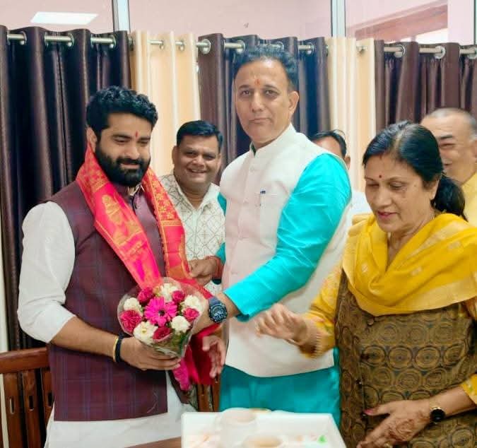 SLohaniBJP's tweet photo. शहडोल प्रवास पर पधारे @BJP4MP   शहडोल संभाग प्रभारी श्री @Gaurav_BJP12  जी से सर्किट हाउस शहडोल में भेट हुई 
 भाजपा जिला अध्यक्ष श्रीमती @AmitaChapra जी व भाजपा पदाधिकारियों के साथ आत्मीय स्वागत किया https://t.co/PFn9J5rZld