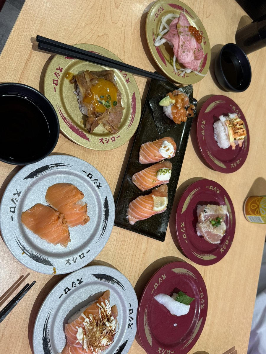 她在時間門外 tweet media