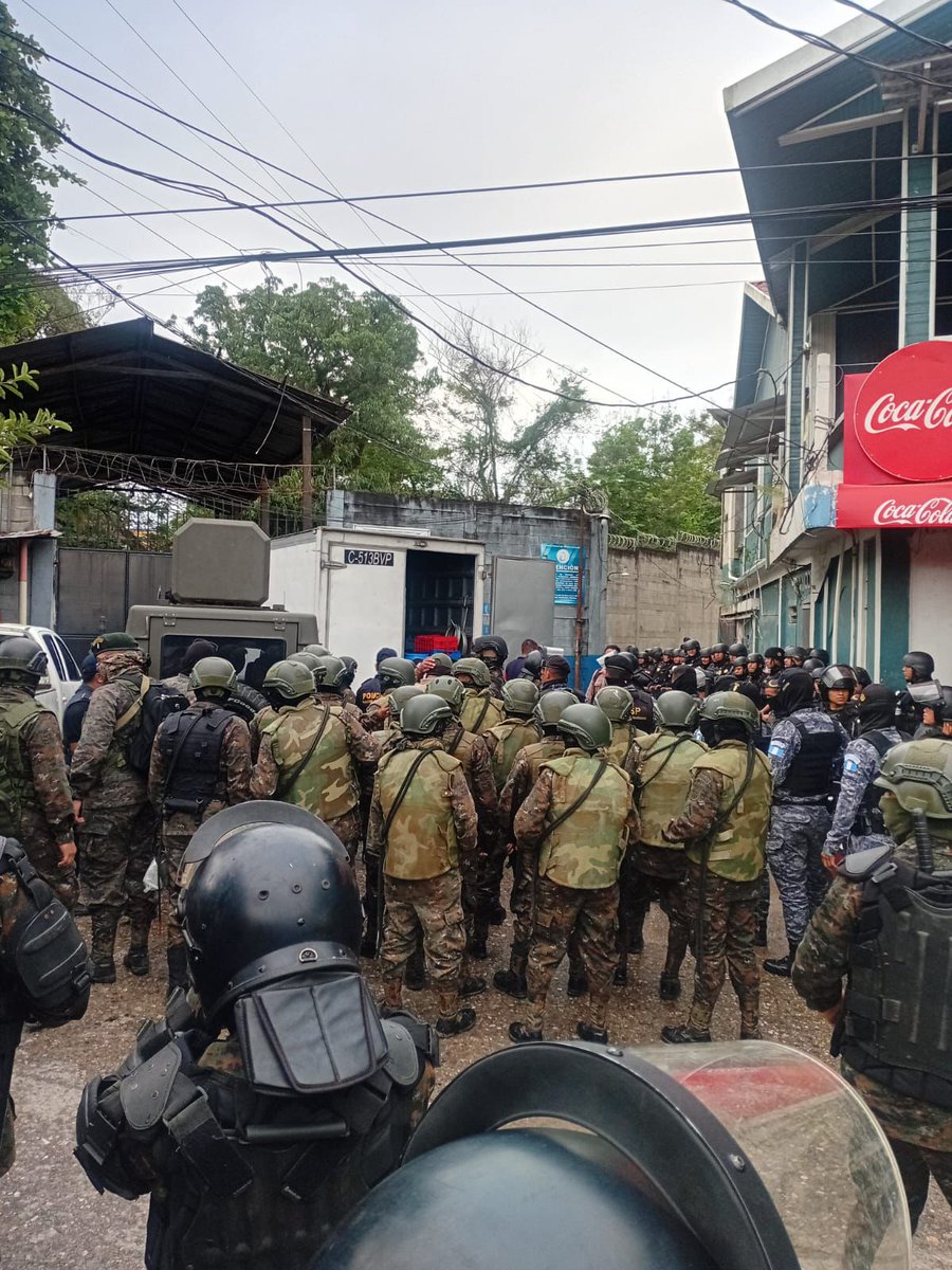 _SPGuatemala's tweet photo. 🚨 Requisa Interinstitucional #ControlYOrden
Hoy es el turno del Centro de Rehabilitación de Puerto Barrios. Inicia operativo DGSP + PNC + Ejército para extraer ilícitos y restablecer el orden total. https://t.co/geNeVxUbcL