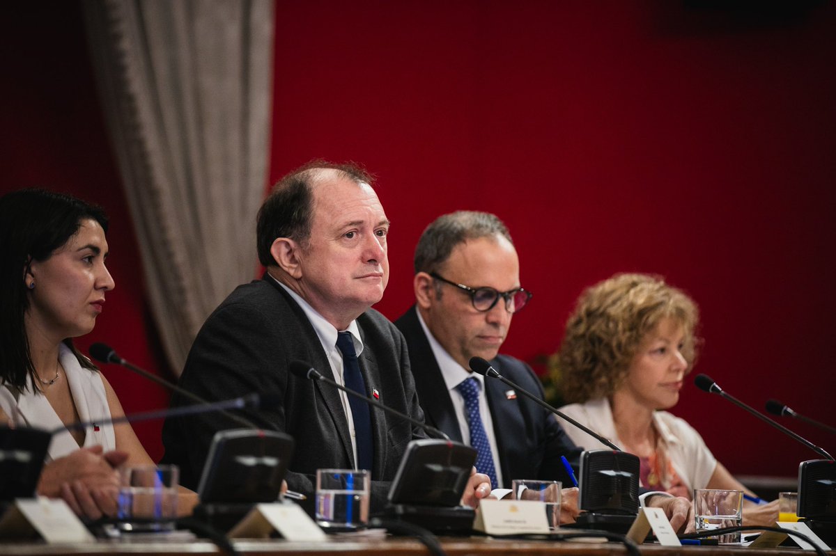 #TrabajandoparaUsted comprometidos por el desarrollo económico de las regiones del país 🇨🇱

El subsecretario de Economía y Empresas de Menor Tamaño, Karlfranz Koehler, asistió al primer Consejo de Gabinete encabezado por el Presidente José Antonio Kast en el Salón Montt-Varas.